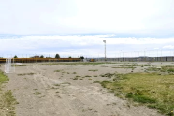 Ferro y un sueño hecho realidad: el césped sintético está en camino