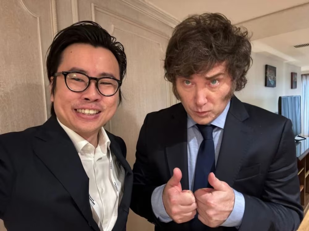 EI-CEO-de-KIP-Protocol-Julian-Pe-y-Javier-Milei-en-Buenos-Aires.-El-encuentro-se-produjo-en-octubre-de-2024.-728x546