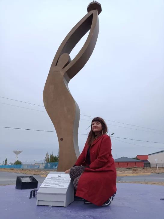 GEORGINA-ORELLANO-MONUMENTO-DE-LA-MUJER-546x728