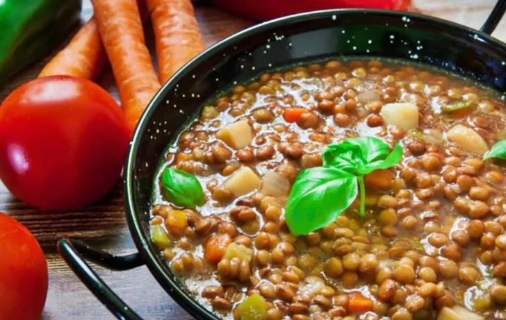 Guiso de lentejas: receta completa para cocinarlo, también en verano