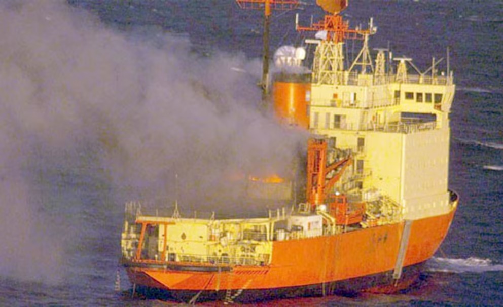 INCENIDO-ALMIRANTE-IRIZAR-BARCO-2007-728x445