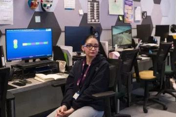 Un colegio reemplazó a los docentes por Inteligencia Artificial: cómo funciona y qué costo tiene
