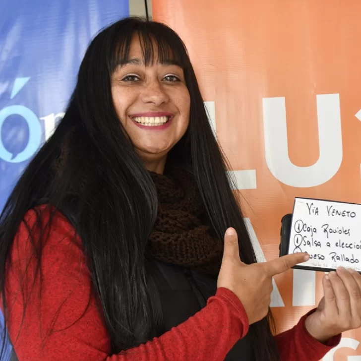 Grupo La Opinión Austral agasajó a tres parejas de enamorados