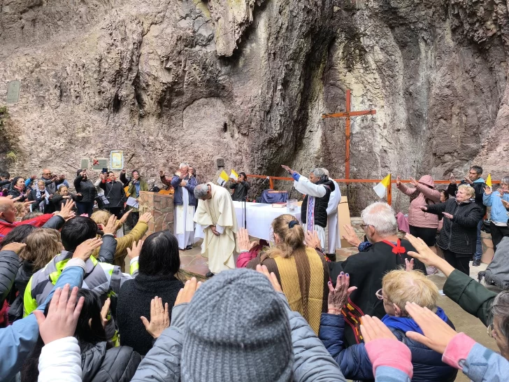 Emotiva despedida del padre Patrick Warjri en la gruta de Lourdes