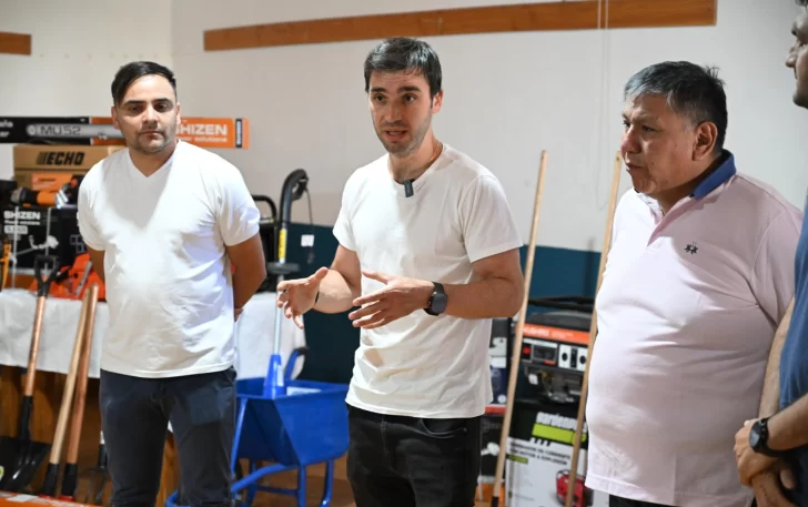 Torres-junto-al-intendente-de-Epuyen-Jose-Contreras-y-el-diputado-Jorge-Avila.-728x457