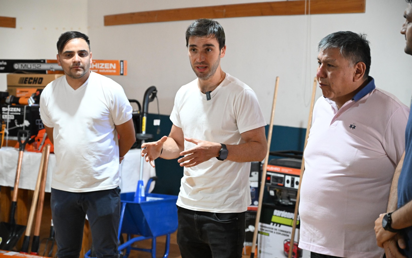 Torres-junto-al-intendente-de-Epuyen-Jose-Contreras-y-el-diputado-Jorge-Avila.-728x457