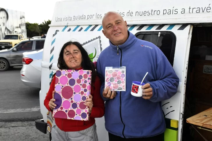 “Argentina Abstracta”: desde hace nueve años viajan en combi uniendo el arte y el turismo