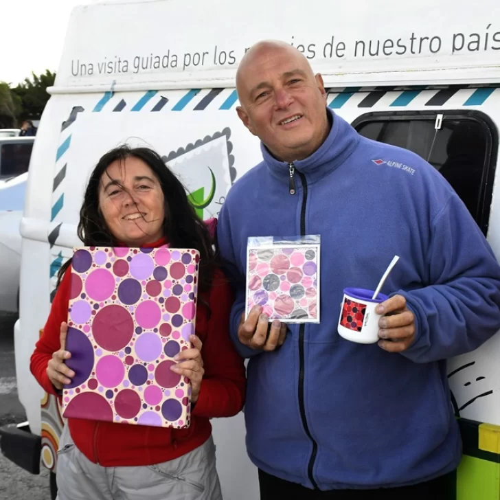 “Argentina Abstracta”: desde hace nueve años viajan en combi uniendo el arte y el turismo