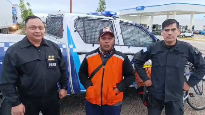 Policía caminera ayudó al ciclista de Misiones que pretende llegar hasta el fin del mundo