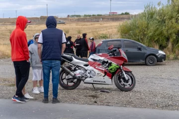 Violento choque entre un auto y una moto en el ingreso al barrio San Benito