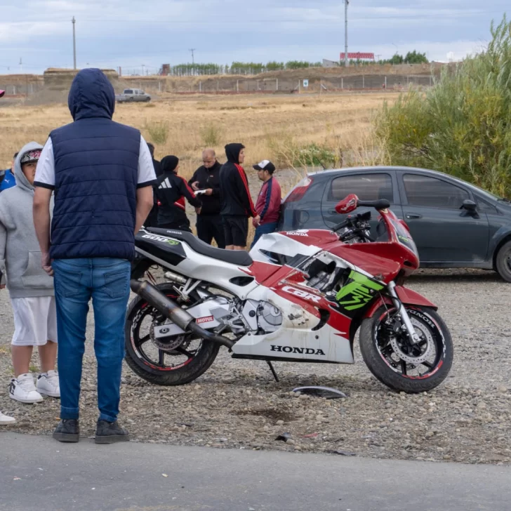 Violento choque entre un auto y una moto en el ingreso al barrio San Benito