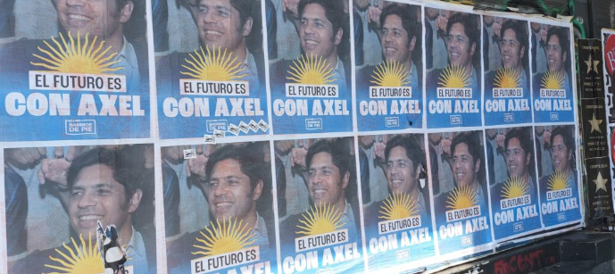 afiches-aparecidos-a-fines-de-enero-El-futuro-es-con-Axel-Kicillof