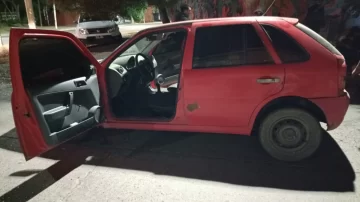 Un conductor en Caleta Olivia iba con sus dos hijos y amenazó con un arma de fuego a una mujer