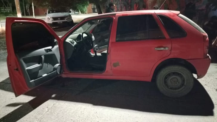 Un conductor en Caleta Olivia iba con sus dos hijos y amenazó con un arma de fuego a una mujer