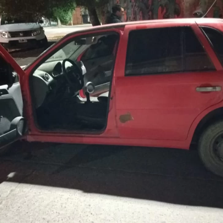 Un conductor en Caleta Olivia iba con sus dos hijos y amenazó con un arma de fuego a una mujer