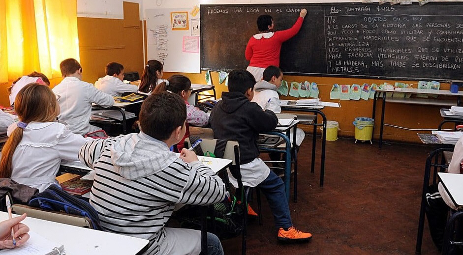 aula-escuela-calses-chicos-estudiantes-docente-maestra-728x402