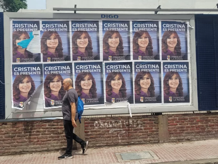 Operativo clamor para Cristina Kirchner: Buenos Aires amaneció empapelada  con la imagen de la expresidenta | La Opinión Austral