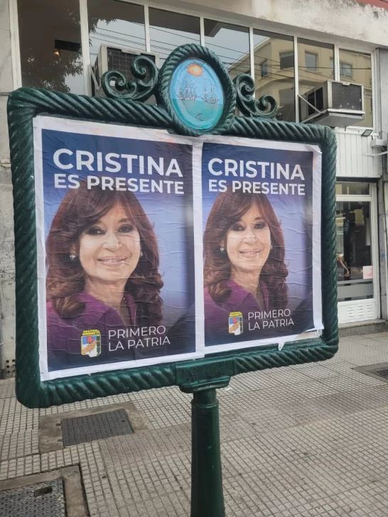 buenos-aires-empapelada-afiches-cristina-kirchner-4-546x728 buenos-aires-empapelada-afiches-cristina-kirchner-4-546x728