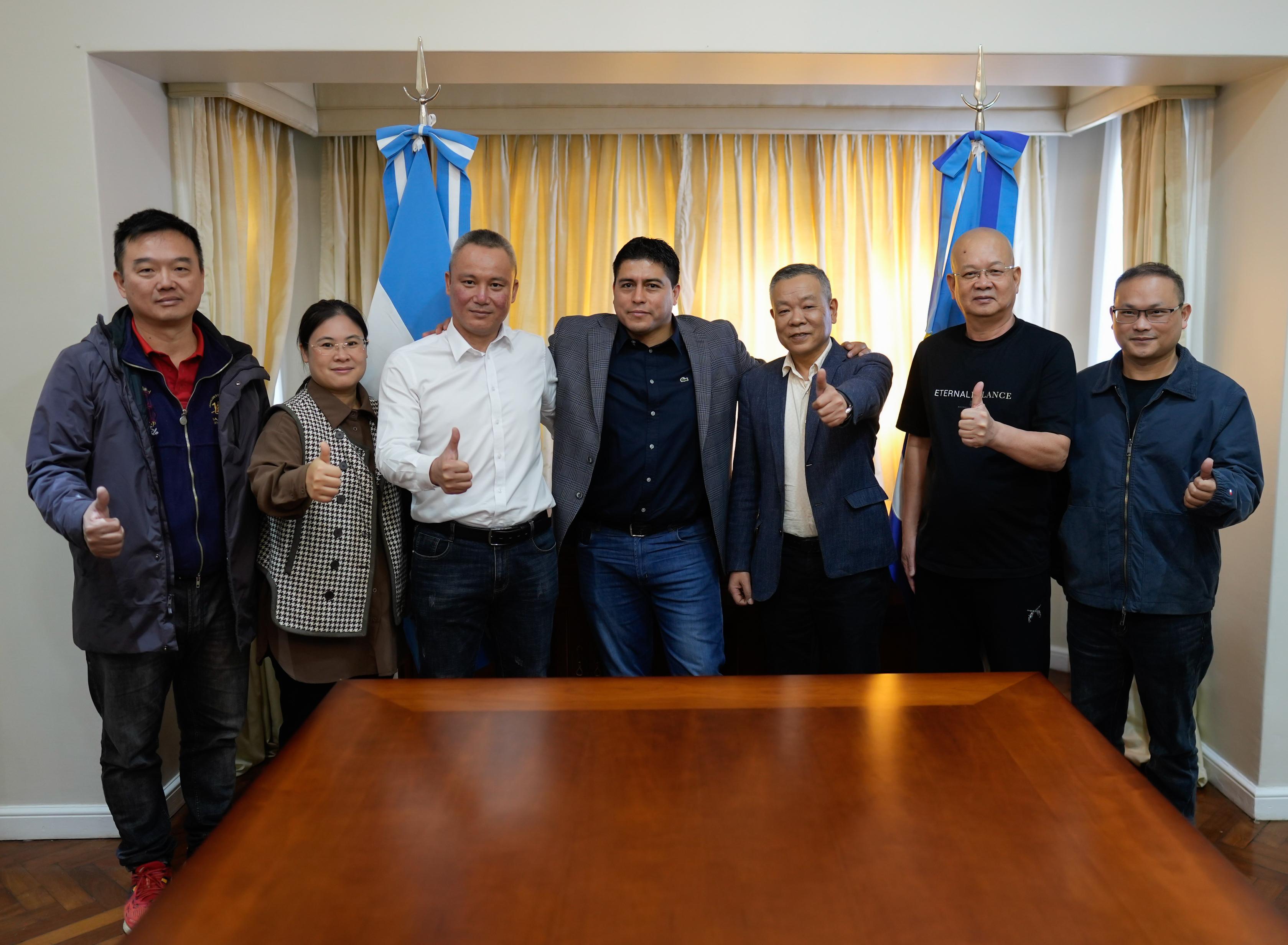 claudio-vidal-inversiones-chinas-el-presidente-de-Hexarmonia-Capital-S.A-Jonatan-Tor-junto-al-presidente-de-Hong-Dong-Lan-Pingyong-3-728x534