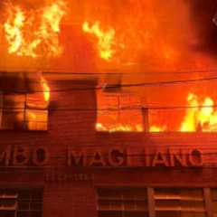 Dantesco incendio en Avellaneda: un galpón colapsó en llamas y un vecino capturó el momento exacto