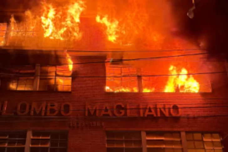 Dantesco incendio en Avellaneda: un galpón colapsó en llamas y un vecino capturó el momento exacto