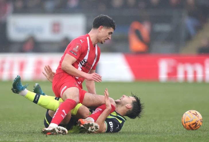 Debut para el olvido: Nico González se lesionó y Manchester City sufre ante Leyton Orient en la FA Cup