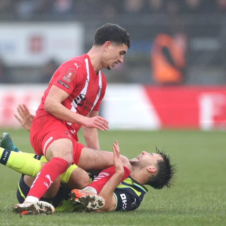 Debut para el olvido: Nico González se lesionó y Manchester City sufre ante Leyton Orient en la FA Cup