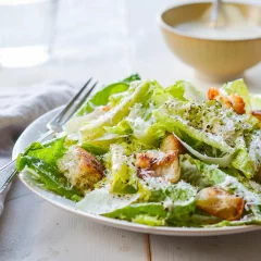 Ensalada césar: receta fresca con pollo y salsa tradicional