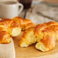Receta de medialunas dulces: el truco para que queden doradas y esponjosas