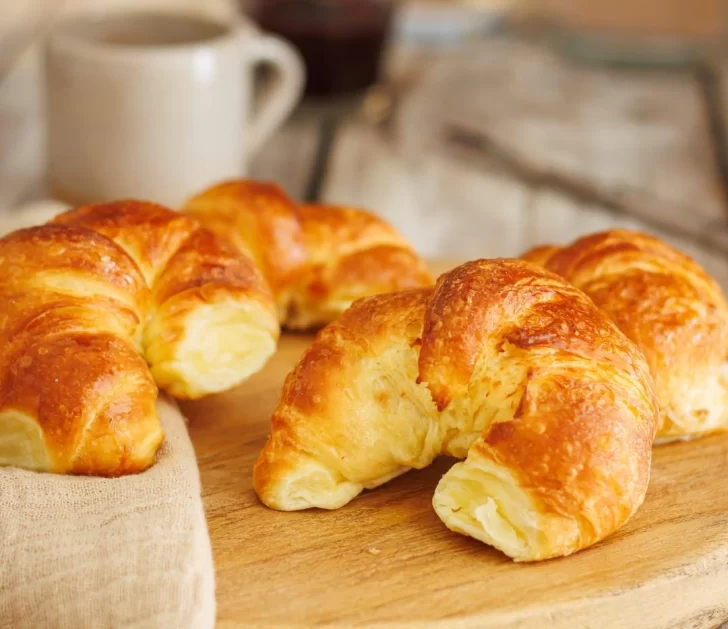 Receta de medialunas dulces: el truco para que queden doradas y esponjosas