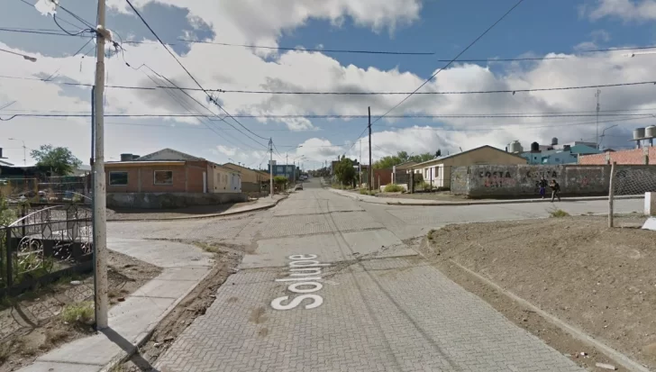Violenta pelea callejera en Caleta Olivia: un joven herido y disparos disuasivos de la policía