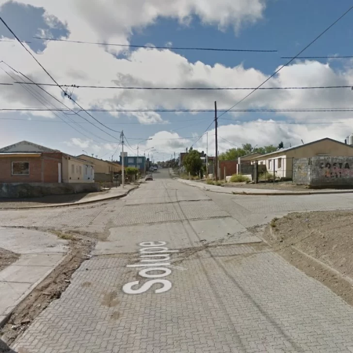 Violenta pelea callejera en Caleta Olivia: un joven herido y disparos disuasivos de la policía