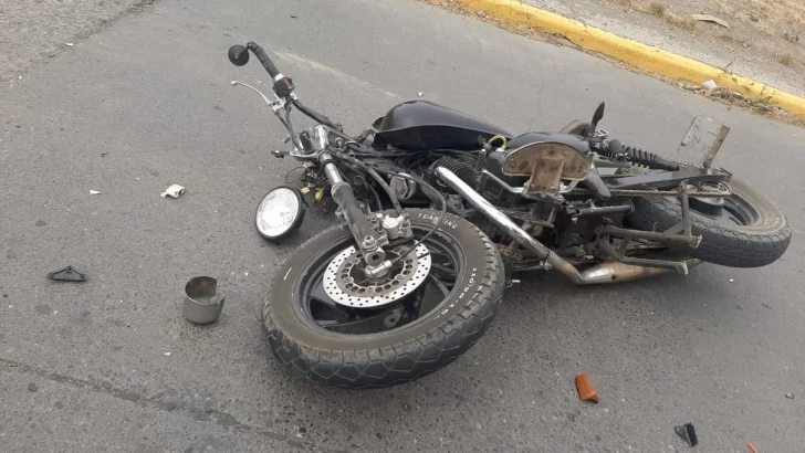 Chocó a un motociclista en Río Gallegos y se dio a la fuga: buscan al responsables