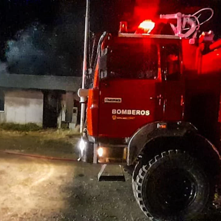 Bomberos controlaron un incendio en una casa del barrio San Benito