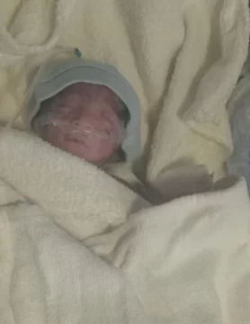 El bebé del milagro, Ángel Valentino, sigue recuperándose en neonatología de Caleta: “Ahora subió de peso”