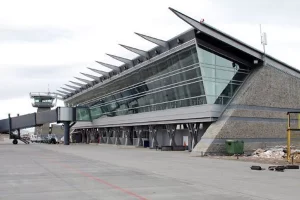Alerta en el aeropuerto de El Calafate: pasajeros denunciaron que un turista colocaba pastillas en la bebida de su pareja