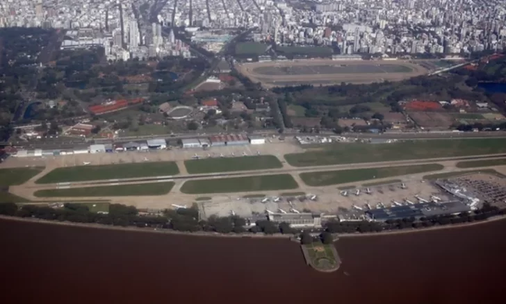 Aeroparque quedó inoperable por el incidente del avión de Aerolíneas Argentinas