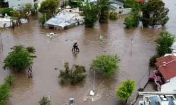 Nuevas tormentas en Bahía Blanca: suspenden clases turno tarde y transporte público