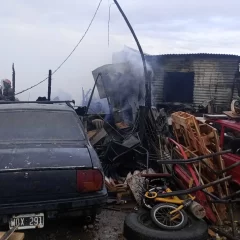 Voraz incendio en varias casas de Río Gallegos casi provoca una tragedia
