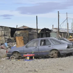 Voraz incendio destruyó dos casas en Río Gallegos: “Tengo 17 años y un bebé, perdí todo”