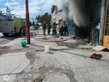 Bomberos investiga si el incendio en una casa fue intencional: un hombre había echado a unas personas Bomberos investiga si el incendio en una casa fue intencional: un hombre había echado a unas personas