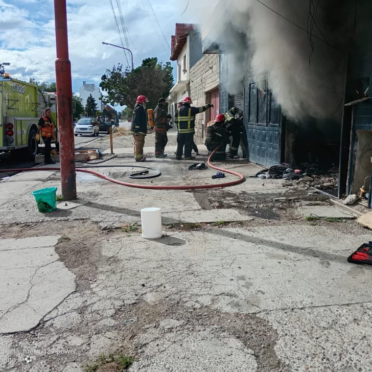 Bomberos investiga si el incendio en una casa fue intencional: un hombre había echado a unas personas Bomberos investiga si el incendio en una casa fue intencional: un hombre había echado a unas personas