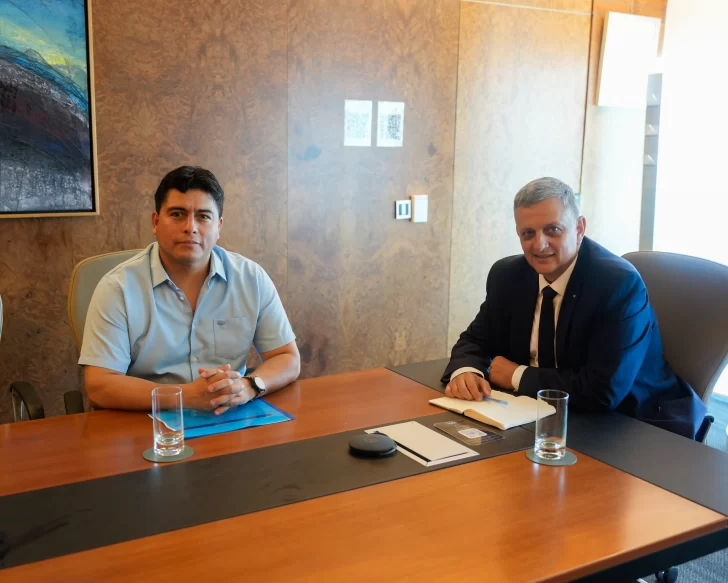 Vidal desarrolla una intensa agenda que incluye YPF y represas