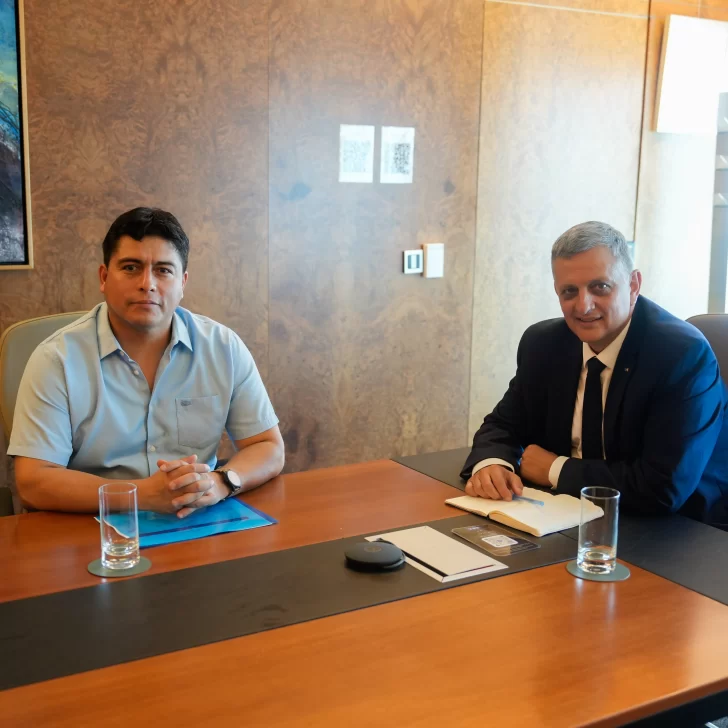 Vidal desarrolla una intensa agenda que incluye YPF y represas