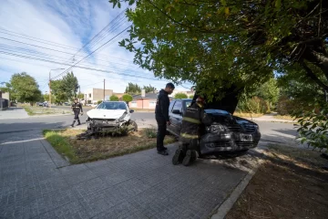 Impactante accidente en Río Gallegos: dos autos chocaron y terminaron sobre la vereda Impactante accidente en Río Gallegos: dos autos chocaron y terminaron sobre la vereda