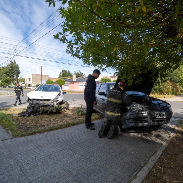 Impactante accidente en Río Gallegos: dos autos chocaron y terminaron sobre la vereda Impactante accidente en Río Gallegos: dos autos chocaron y terminaron sobre la vereda