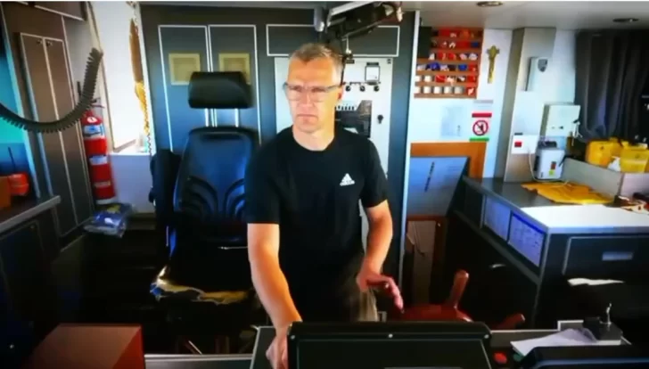  Fernando Ricle, aparece en el anticipo del audiovisual. Es el mismo protagonista que en 2020 participó de la botadura. “Soy Fernando Ricle, capitán del buque pesquero Siempre Maria Elena. Es un lugar muy particular de pesca en el mundo.”