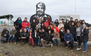 Repudio al derribo del monumento a Osvaldo Bayer en la Patagonia: “No vamos a permitir que nos inunde el olvido”