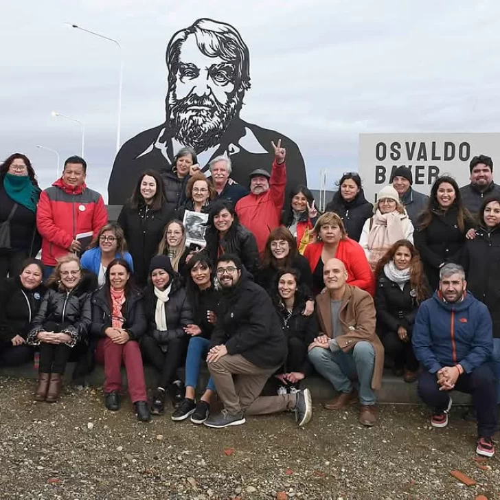Repudio al derribo del monumento a Osvaldo Bayer en la Patagonia: “No vamos a permitir que nos inunde el olvido”