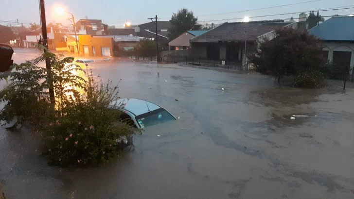 Impresionantes inundaciones en Bahía Blanca: cayeron 200mm y hay decenas de evacuados